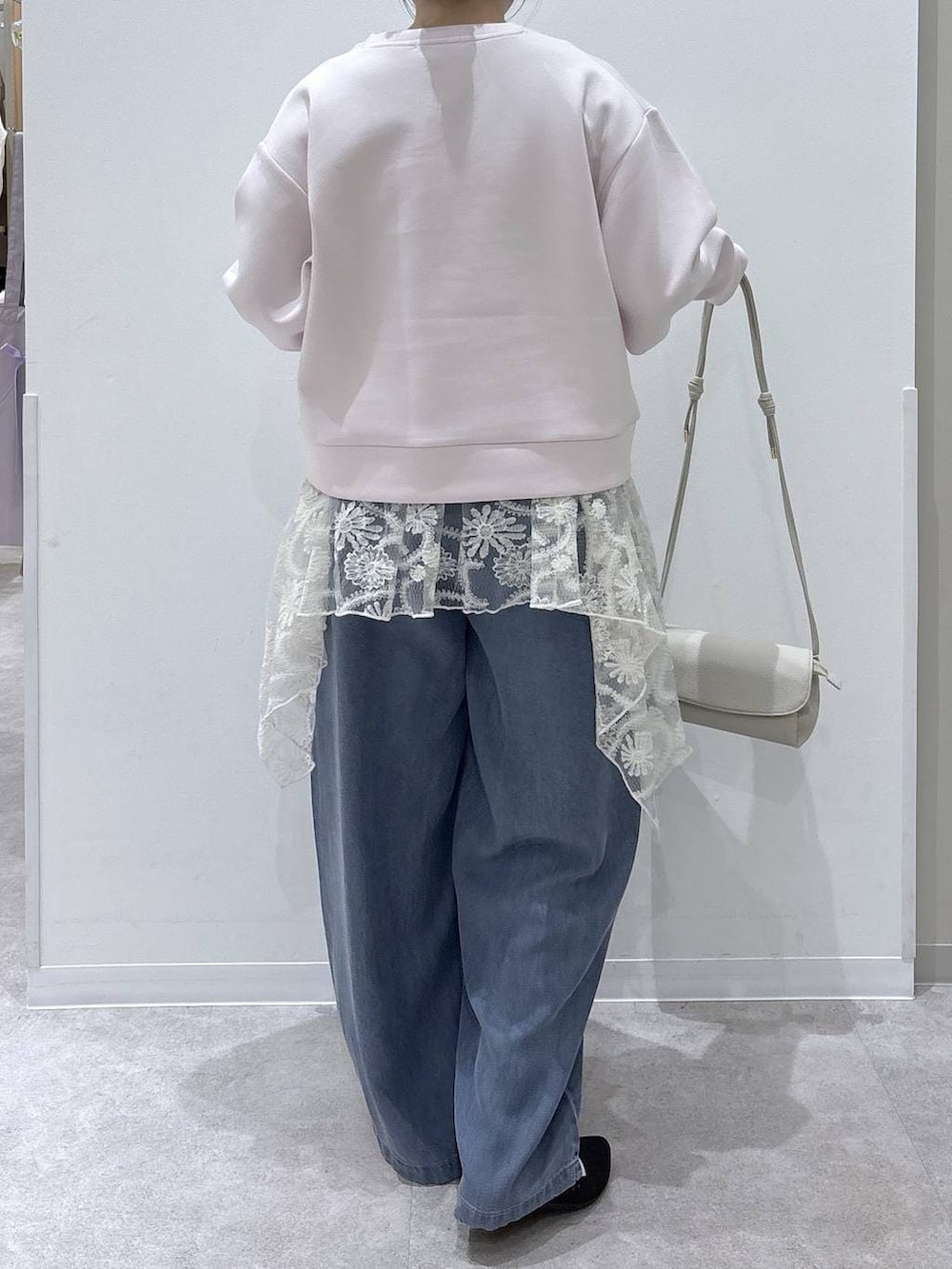 ベージュ系のショルダーバッグ、ホワイト系のその他トップス、ピンク系のカーディガン/ボレロを着用したレディースの春コーディネートの3枚目の写真