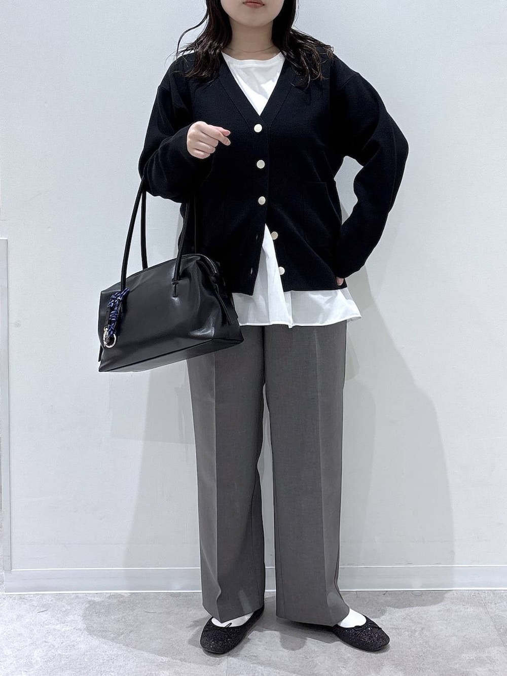 ブラック系のバレエシューズ、ブラック系のボストンバッグ、ブラウン系のその他パンツを着用したレディースの春コーディネートの4枚目の写真