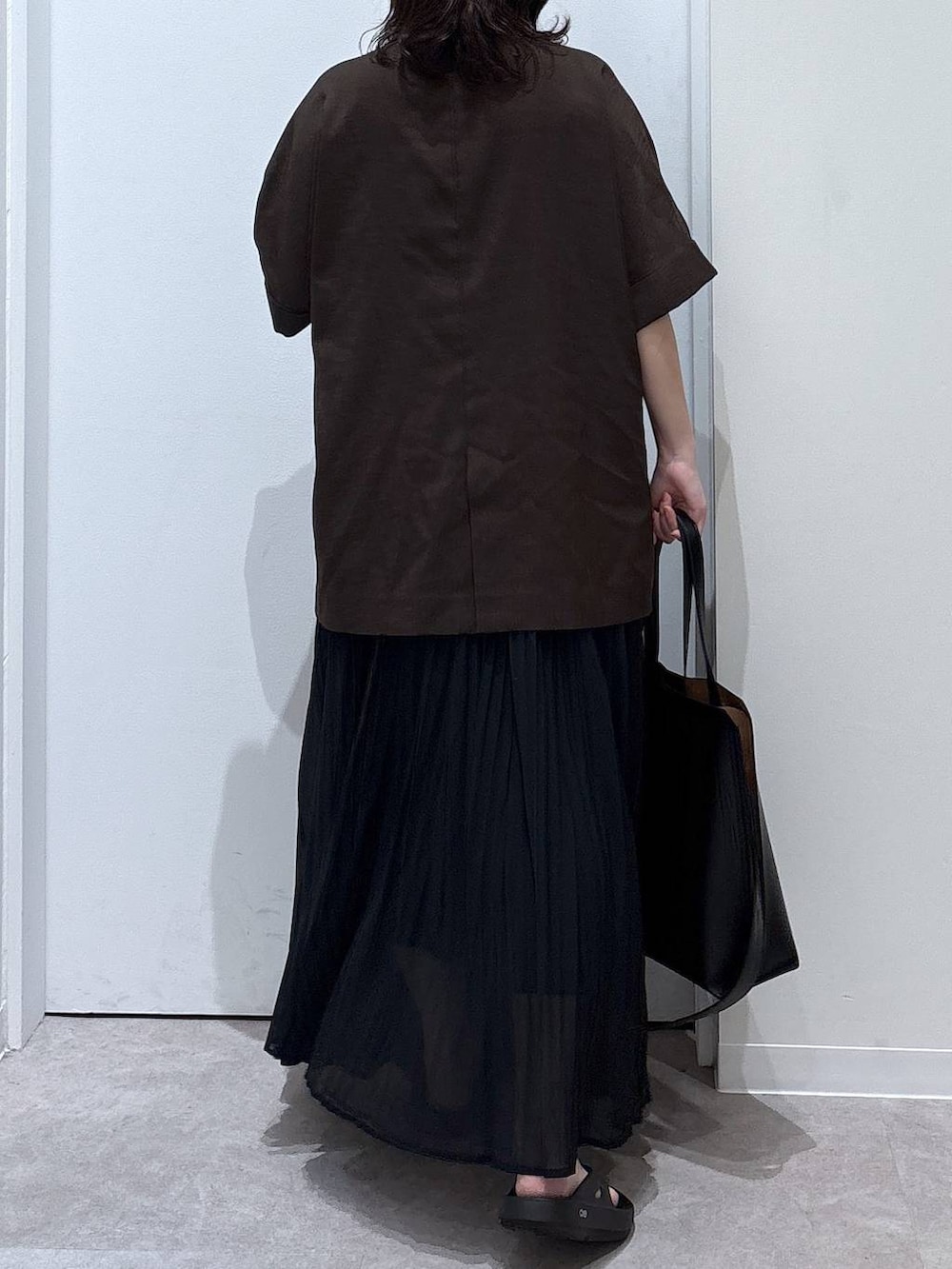「体型カバー、着痩せ・細見え、ゆったり、休日コーデ、ママコーデ、ぽっちゃり_GLOBAL WORK、リラックス、カジュアル、オーバーサイズ、GLOBAL WORK、ジャケット、ジャケットスタイル、スカート、ロングスカート、トートバッグ」｜「GLOBAL WORKのスペ軽撥水縦A4トート/248213（トートバッグ、ブラック系）」を使った、かとやまさん（レディース・158cm）の夏コーディネートの3枚目の写真