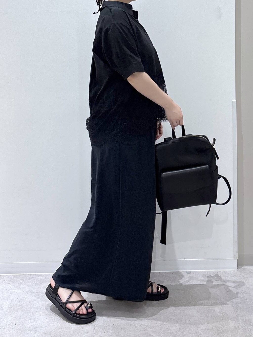 ブラック系のバックパック/リュック、ブルー系のその他パンツ、ブラック系のサンダルを着用したレディースの夏コーディネートの2枚目の写真