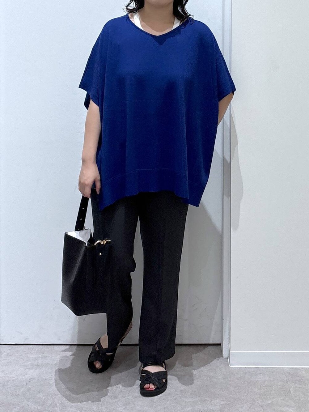 「体型カバー、着痩せ・細見え、ゆったり、休日コーデ、ママコーデ、セールコーデ、ぽっちゃり_GLOBAL WORK、リラックス、カジュアル、オーバーサイズ、GLOBAL WORK、ニット、パンツ、ショルダーバッグ」｜「GLOBAL WORKのスペ軽5WAYショルダー/253022（ショルダーバッグ、ブラック系）」を使った、かとやまさん（レディース・158cm）の夏コーディネートの4枚目の写真