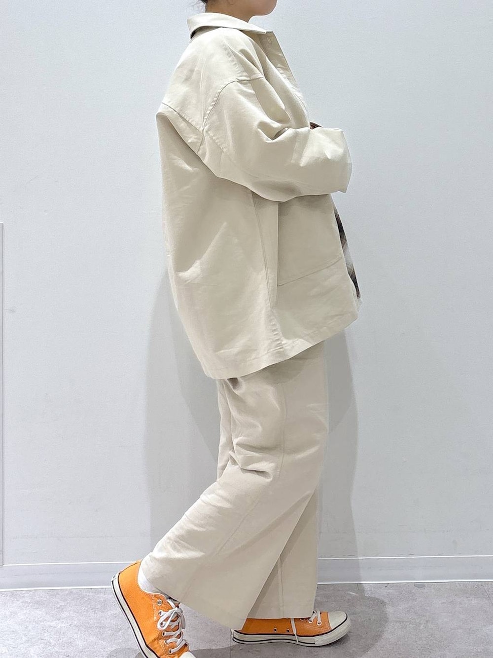 ホワイト系のTシャツ/カットソー、ホワイト系のその他トップス、ホワイト系のその他パンツを着用したレディースの春コーディネートの2枚目の写真