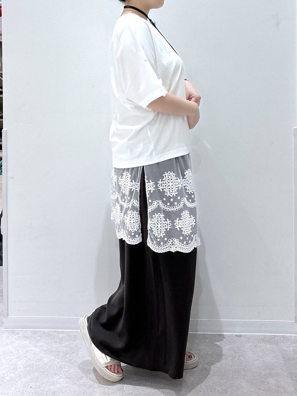 ホワイト系のTシャツ/カットソー、ホワイト系のサンダル、ブラウン系のその他パンツを着用したレディースの夏コーディネートの2枚目の写真