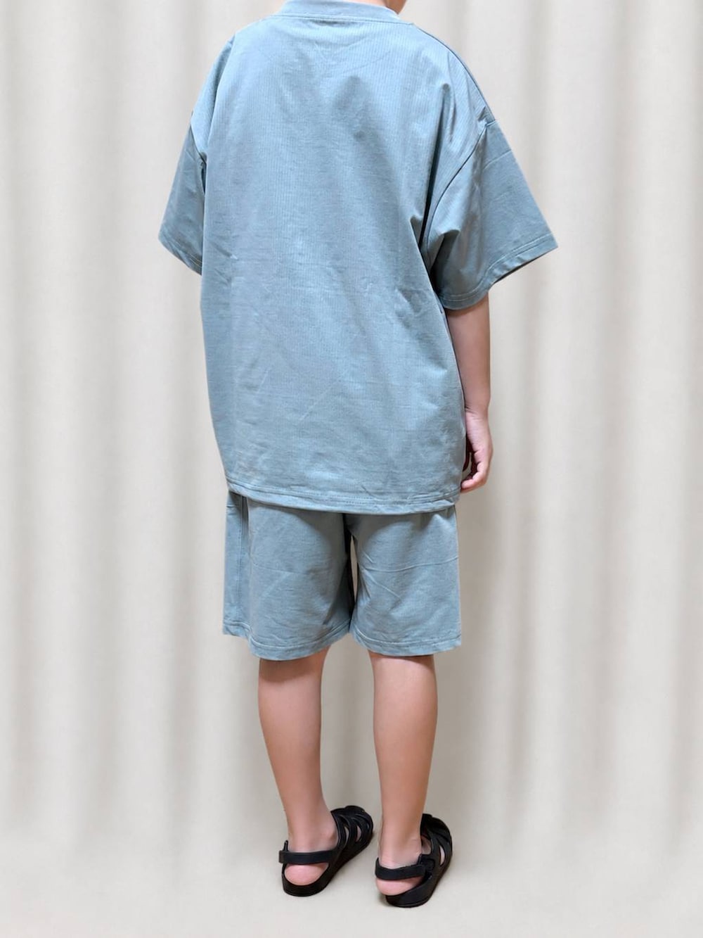 グリーン系のTシャツ/カットソー、グリーン系のその他パンツを着用したキッズの夏コーディネートの3枚目の写真
