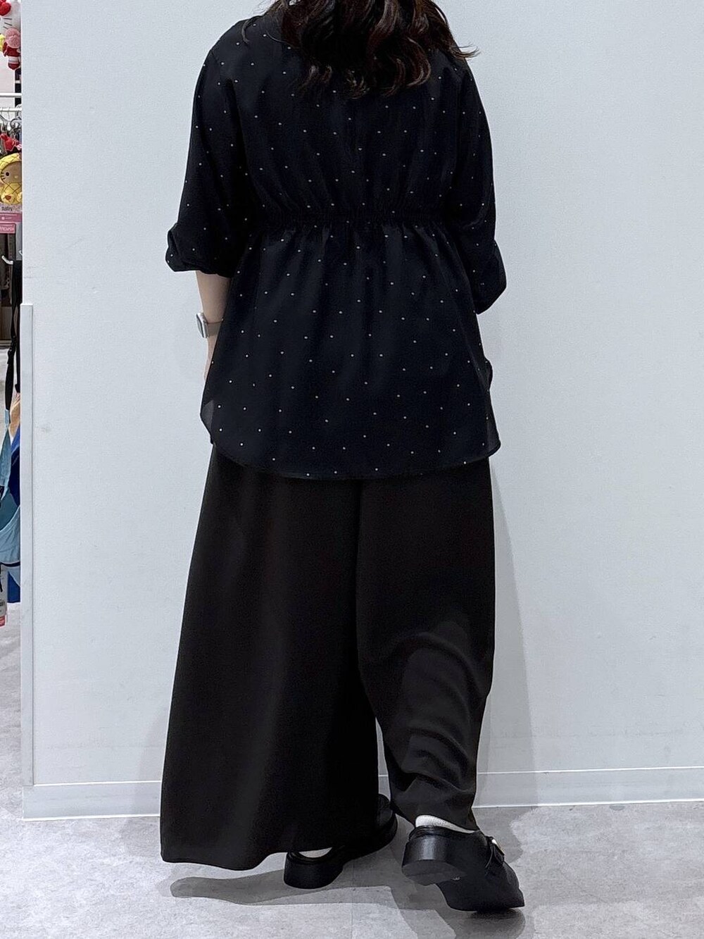 ブラック系のローファー、ブラウン系のその他パンツ、その他のシャツ/ブラウスを着用したレディースの夏コーディネートの3枚目の写真