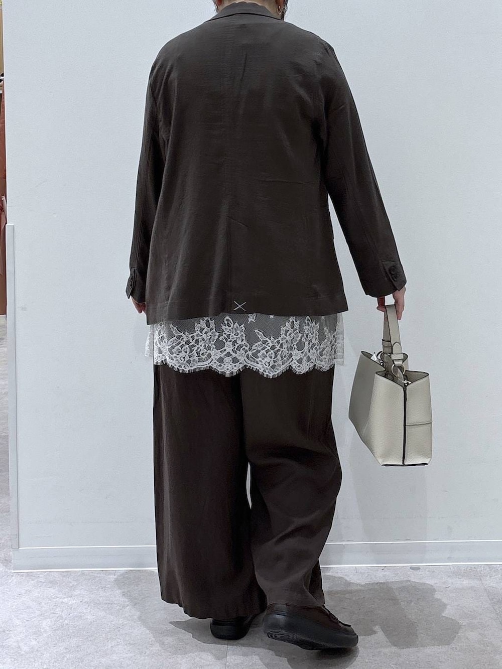 ブラウン系のその他パンツ、ブラウン系のテーラードジャケット、ベージュ系のショルダーバッグを着用したレディースの春コーディネートの3枚目の写真