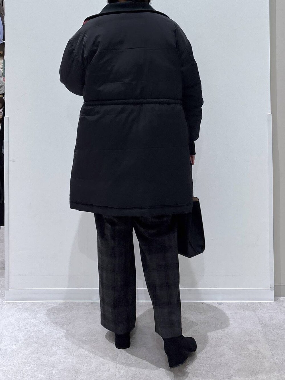 ブラック系のショルダーバッグ、ブラック系のダウンジャケット/コート、ブラック系のその他パンツを着用したレディースの秋コーディネートの3枚目の写真