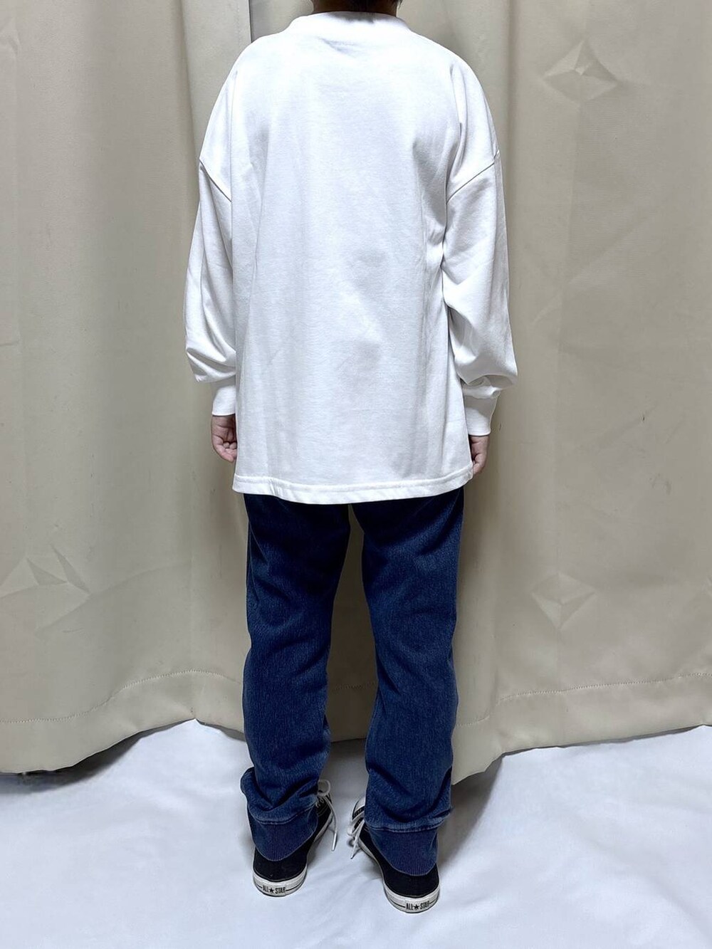 ブルー系のデニムパンツ、ホワイト系のTシャツ/カットソーを着用したキッズの秋コーディネートの3枚目の写真