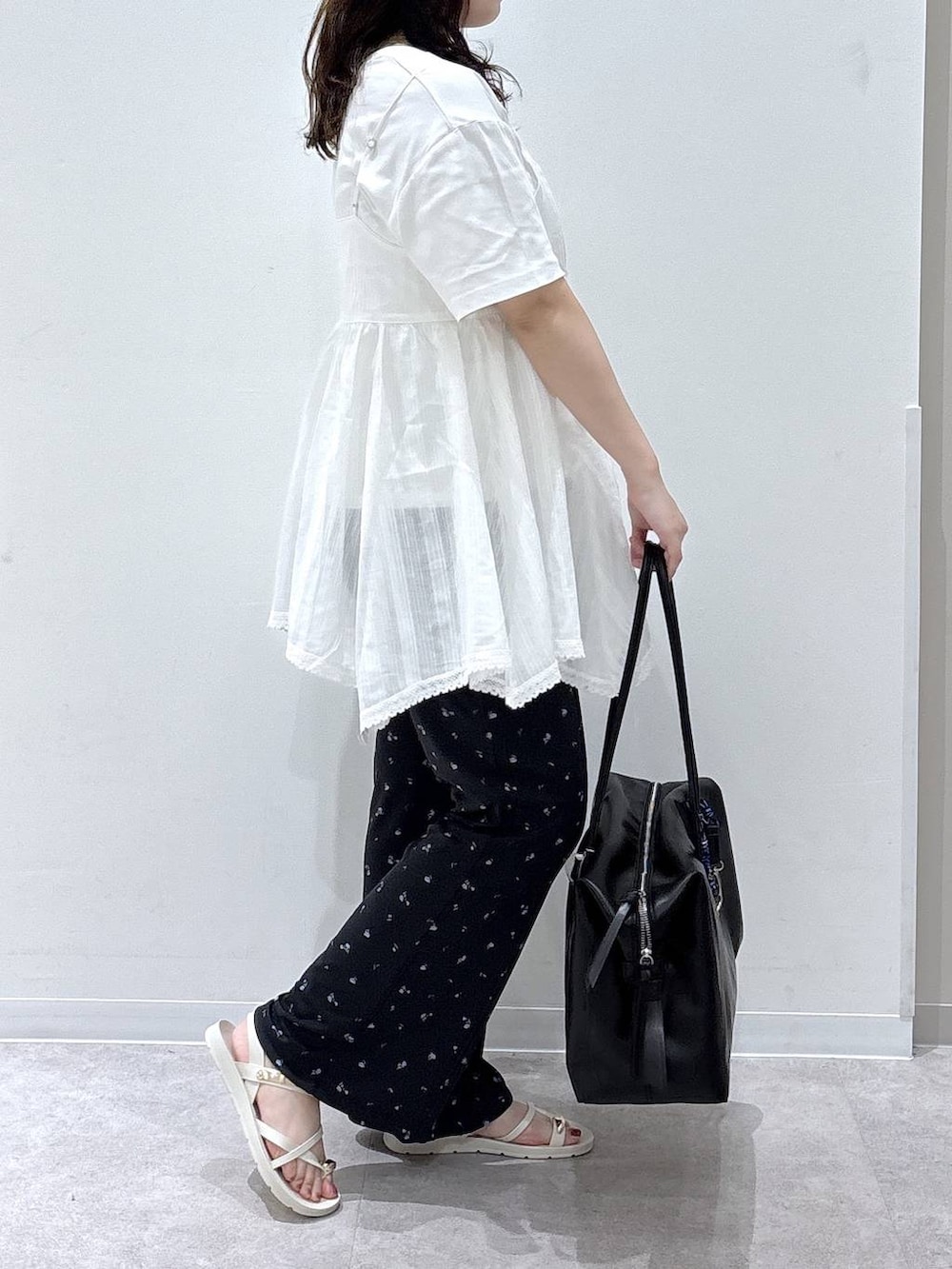 ホワイト系のシャツ/ブラウス、ホワイト系のTシャツ/カットソー、ブラック系のボストンバッグを着用したレディースの夏コーディネートの2枚目の写真