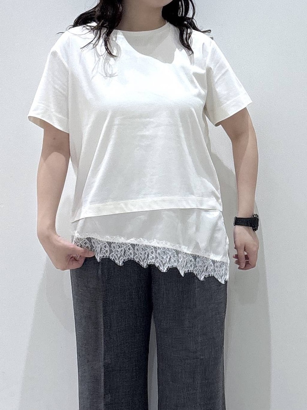 グレー系のその他パンツ、ブラック系のサンダル、ベージュ系のTシャツ/カットソーを着用したレディースの夏コーディネートの3枚目の写真