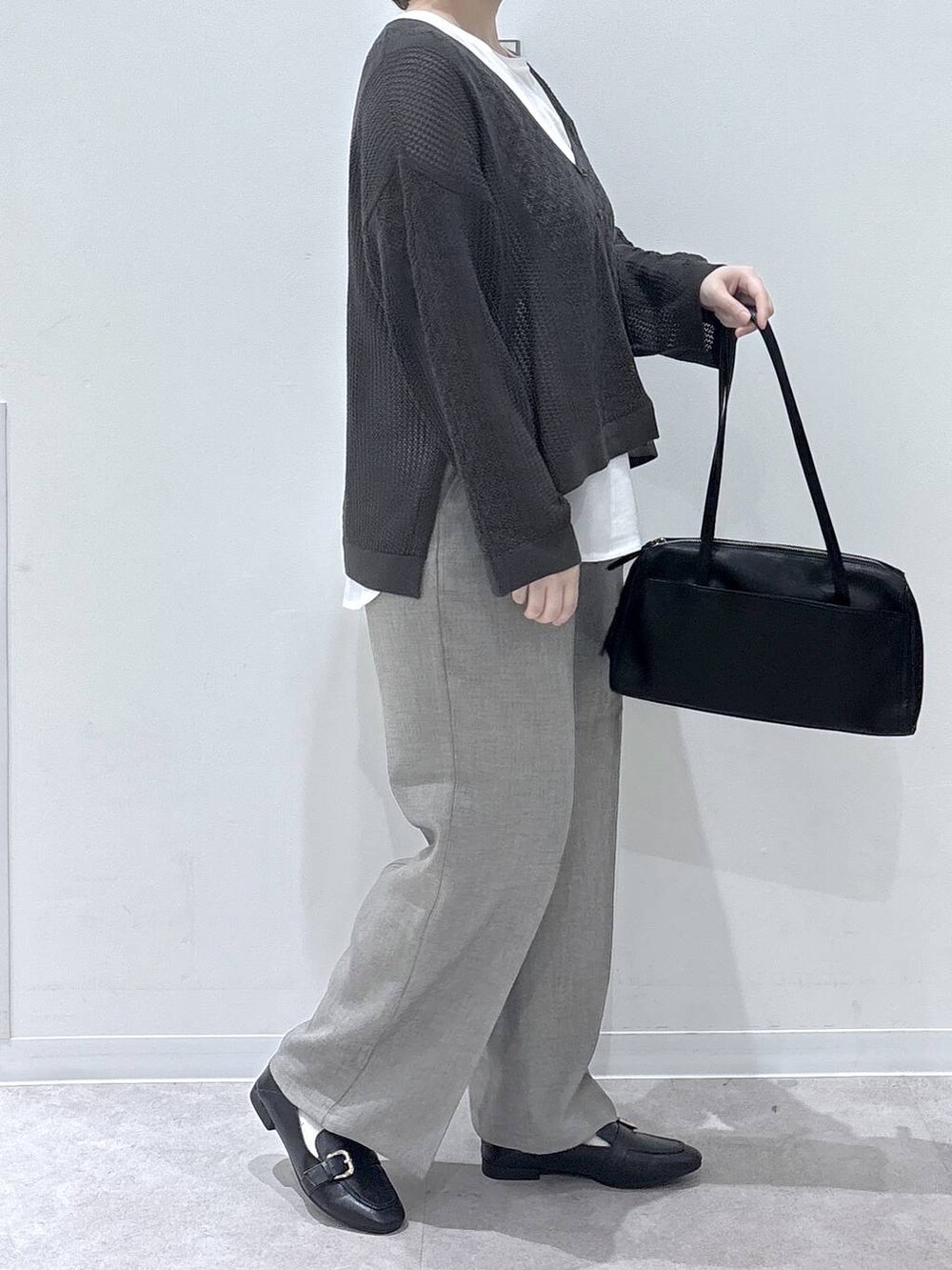 ブラック系のローファー、ベージュ系のその他パンツ、その他のタンクトップを着用したレディースの春コーディネートの2枚目の写真