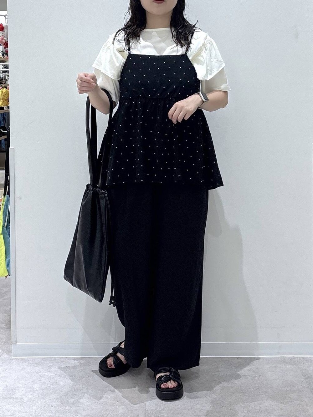 ブラック系のその他パンツ、ベージュ系のTシャツ/カットソー、ブラック系のサンダルを着用したレディースの夏コーディネートの4枚目の写真