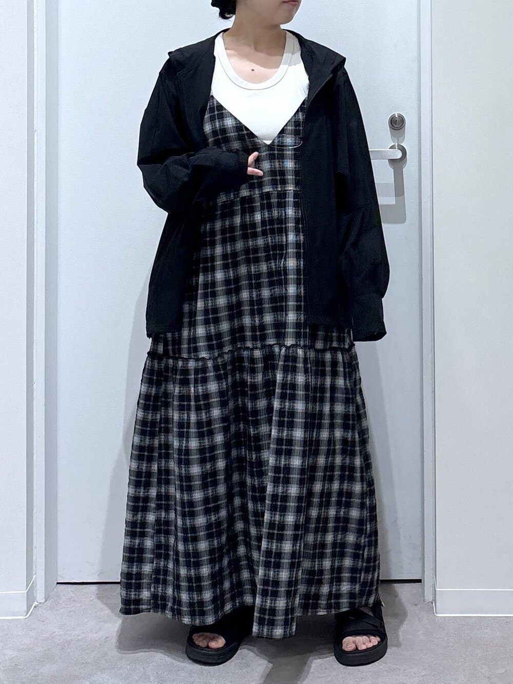 ブラック系のサンダル、その他のワンピース、ブラック系のマウンテンパーカーを着用したレディースの夏コーディネートの5枚目の写真