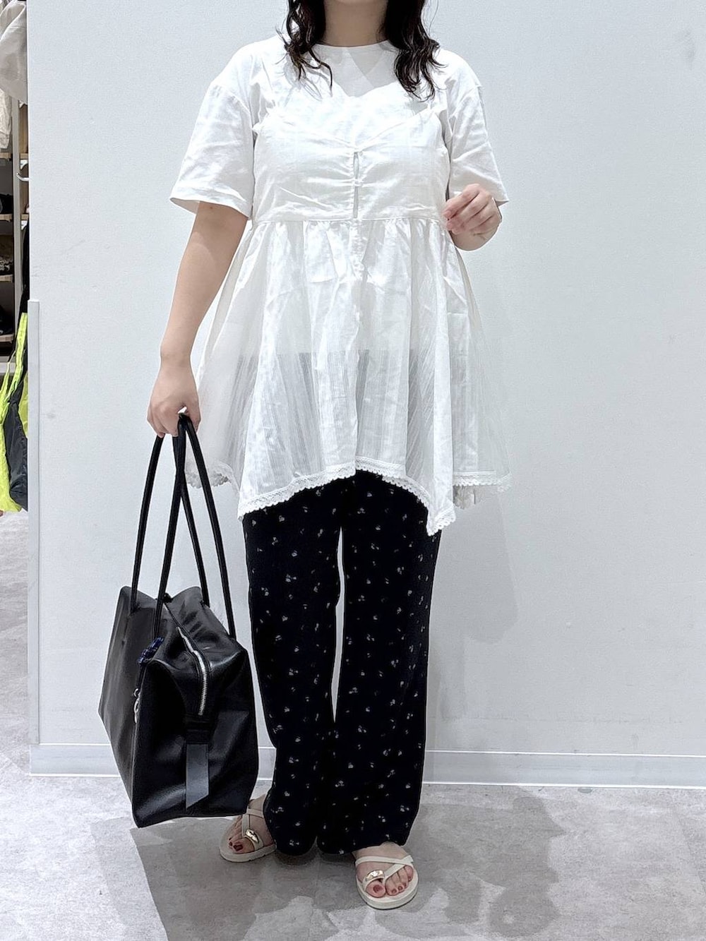 ホワイト系のシャツ/ブラウス、ホワイト系のTシャツ/カットソー、ブラック系のボストンバッグを着用したレディースの夏コーディネートの4枚目の写真