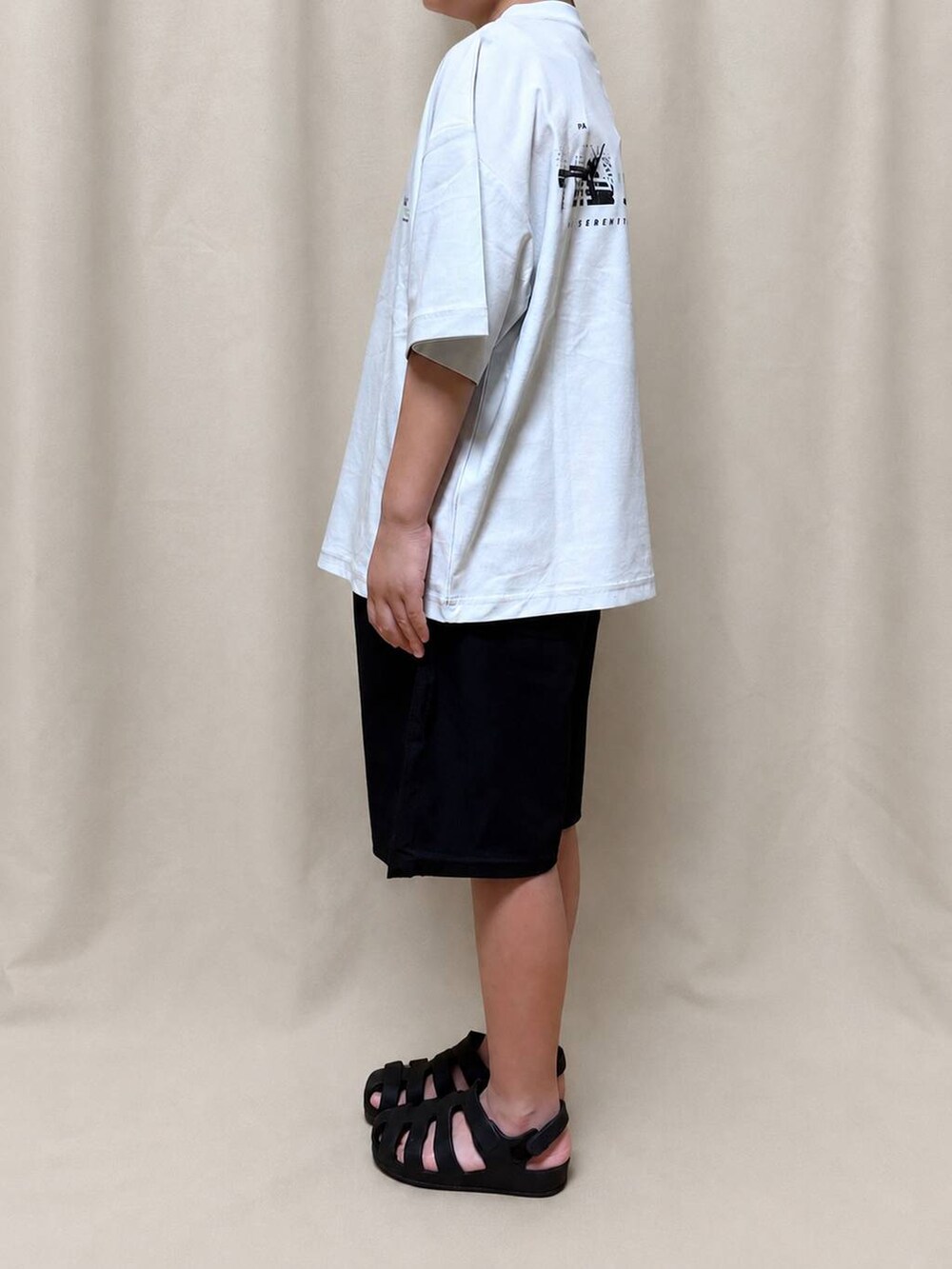 ブラック系のその他パンツを着用したキッズの夏コーディネートの2枚目の写真