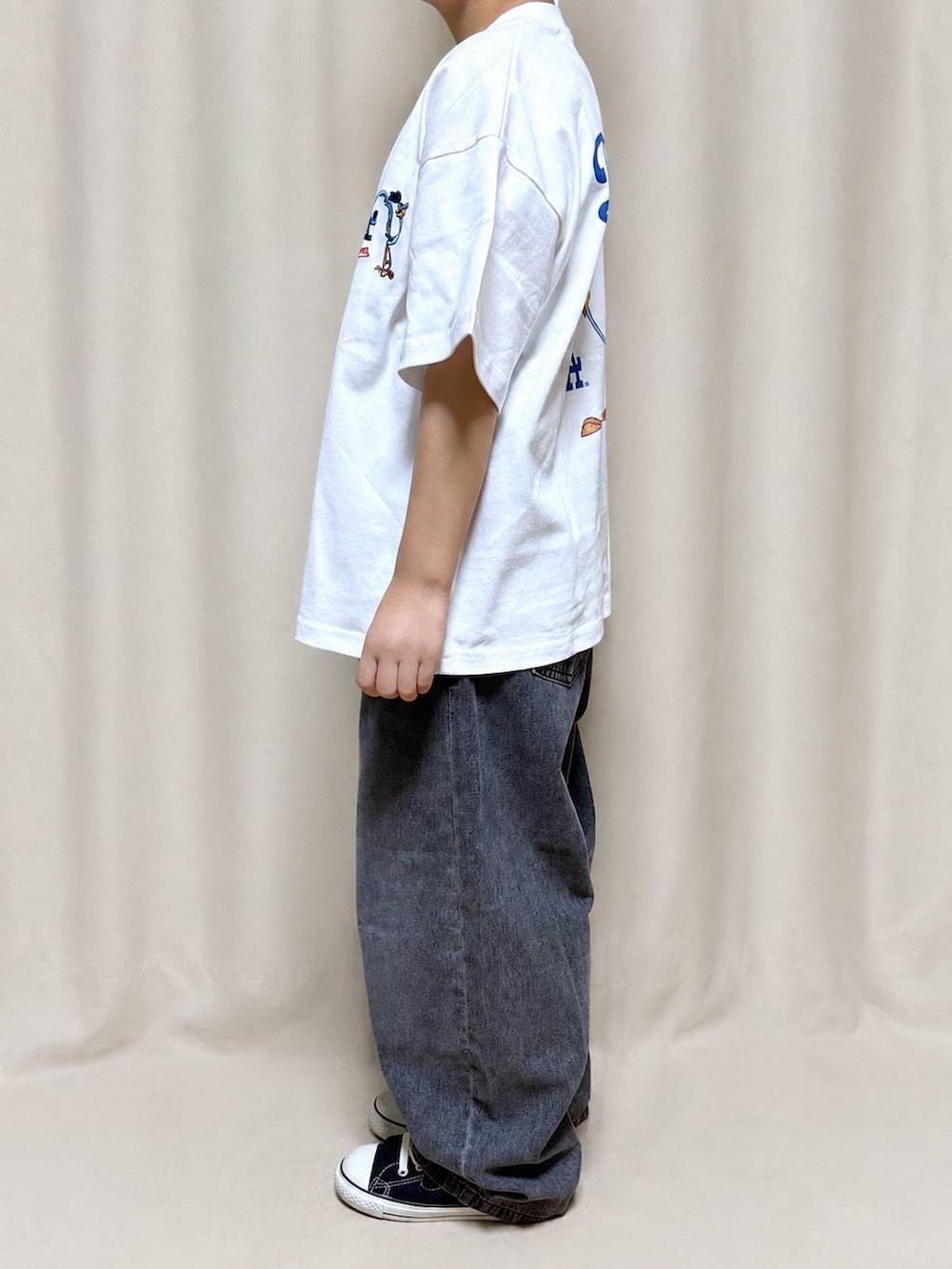 ブラック系のデニムパンツ、その他のTシャツ/カットソーを着用したキッズの夏コーディネートの2枚目の写真