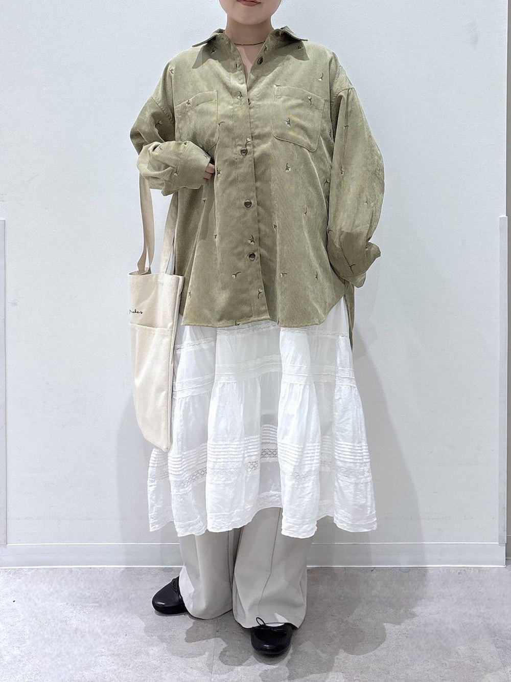 ベージュ系のその他パンツ、ブラック系のバレエシューズ、ホワイト系のトートバッグを着用したレディースの秋コーディネートの4枚目の写真