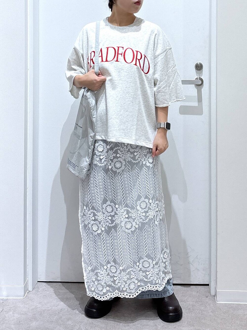 ブルー系のデニムパンツ、グレー系のトートバッグ、その他のストール/ショールを着用したレディースの秋コーディネートの5枚目の写真