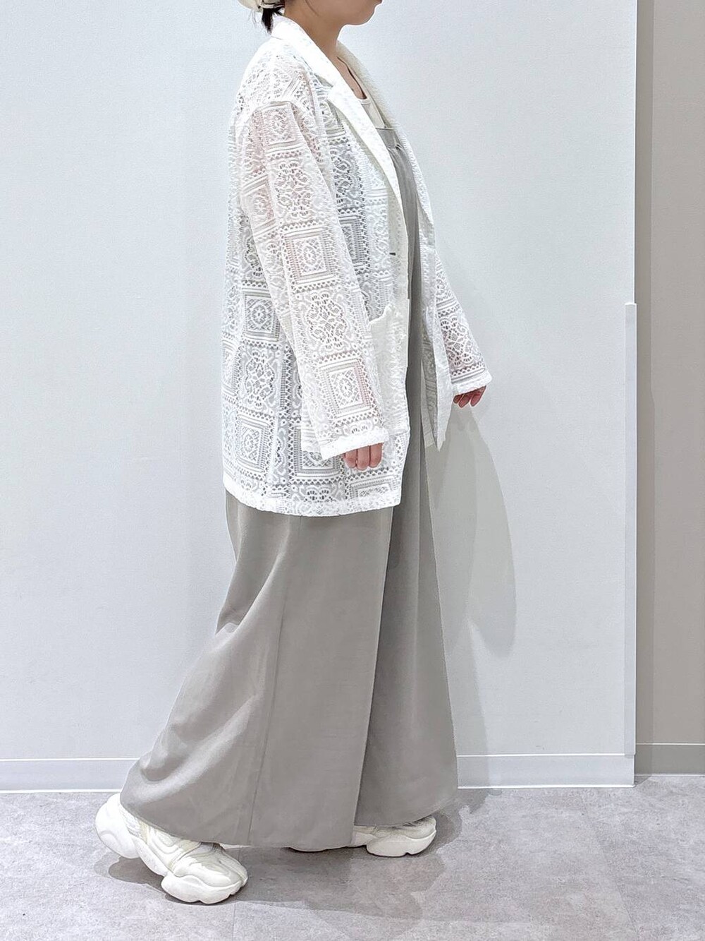 ホワイト系のその他アウター、グレー系のサロペット/オーバーオールを着用したレディースの春コーディネートの2枚目の写真