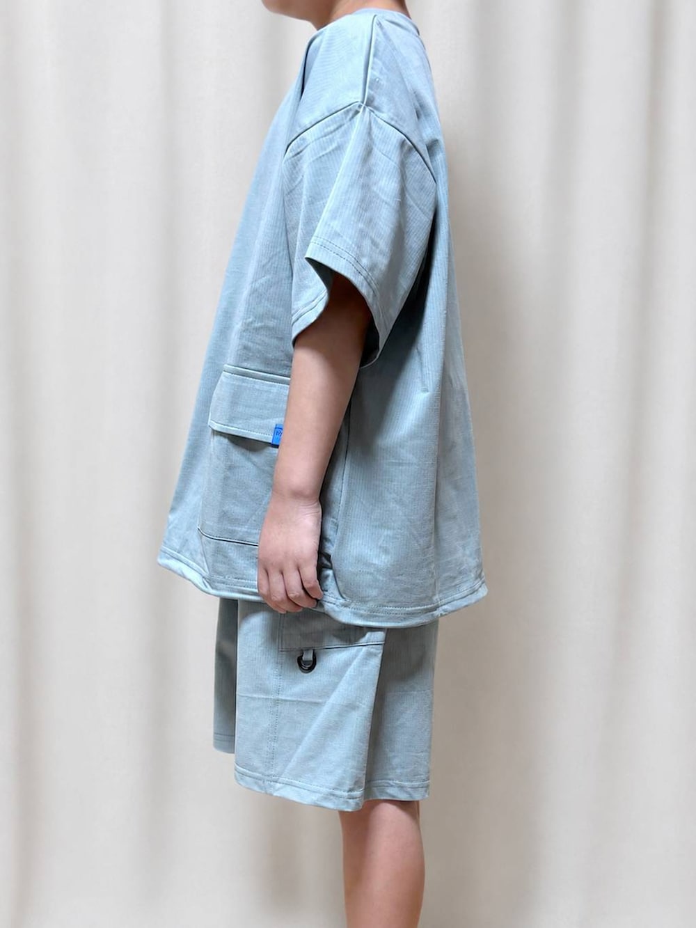 グリーン系のTシャツ/カットソー、グリーン系のその他パンツを着用したキッズの夏コーディネートの2枚目の写真
