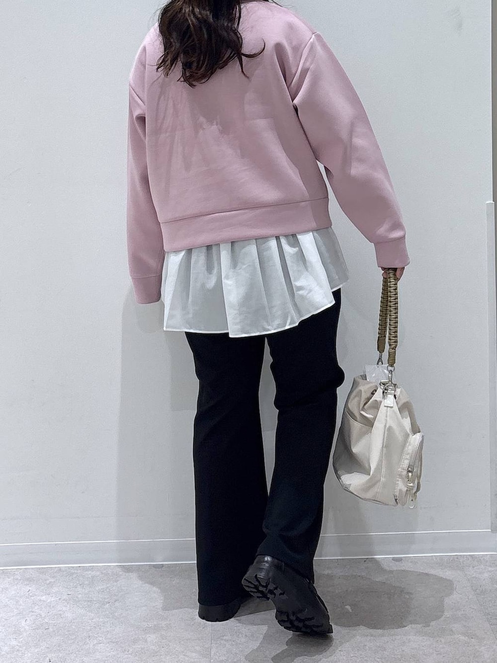 ブラック系のローファー、ピンク系のカーディガン/ボレロ、ホワイト系のTシャツ/カットソーを着用したレディースの秋コーディネートの3枚目の写真