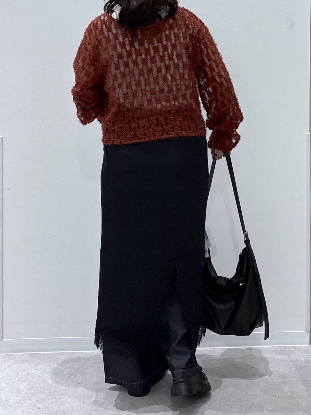 レッド系のカーディガン/ボレロ、ブラウン系のローファー、ブラック系のショルダーバッグを着用したレディースの夏コーディネートの2枚目の写真