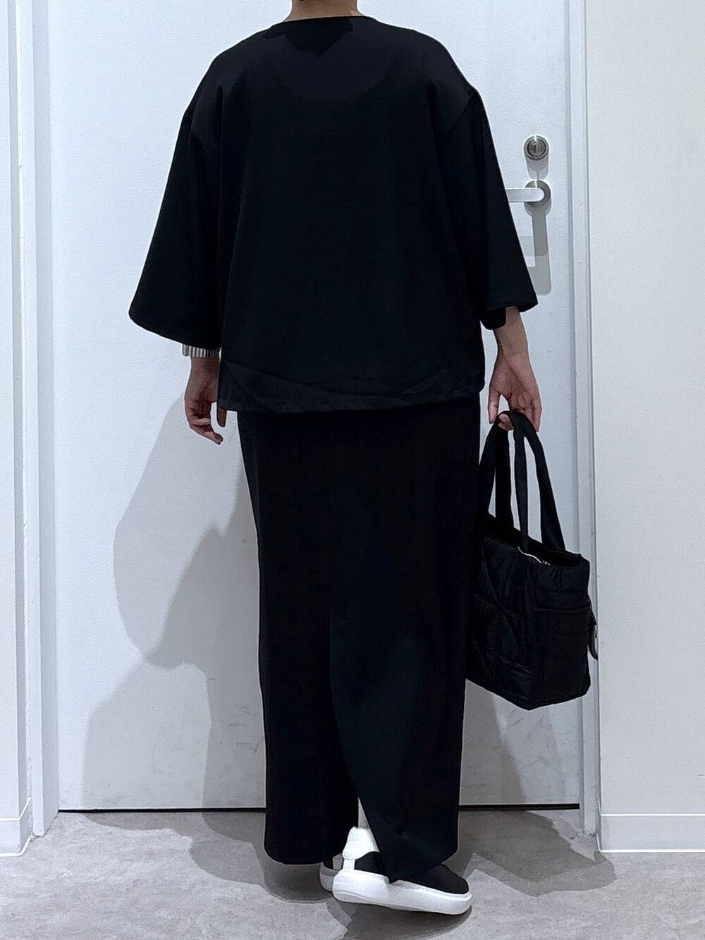 「体型カバー、着痩せ・細見え、ゆったり、休日コーデ、ママコーデ、ぽっちゃり_GLOBAL WORK、リラックス、カジュアル、オーバーサイズ、GLOBAL WORK、ブルゾン、シャツ、セットアップ、スカート、スニーカー」｜「GLOBAL WORKのエアかるコートスニーカー/135742（スニーカー、ブラック系）」を使った、かとやまさん（レディース・158cm）の秋コーディネートの3枚目の写真