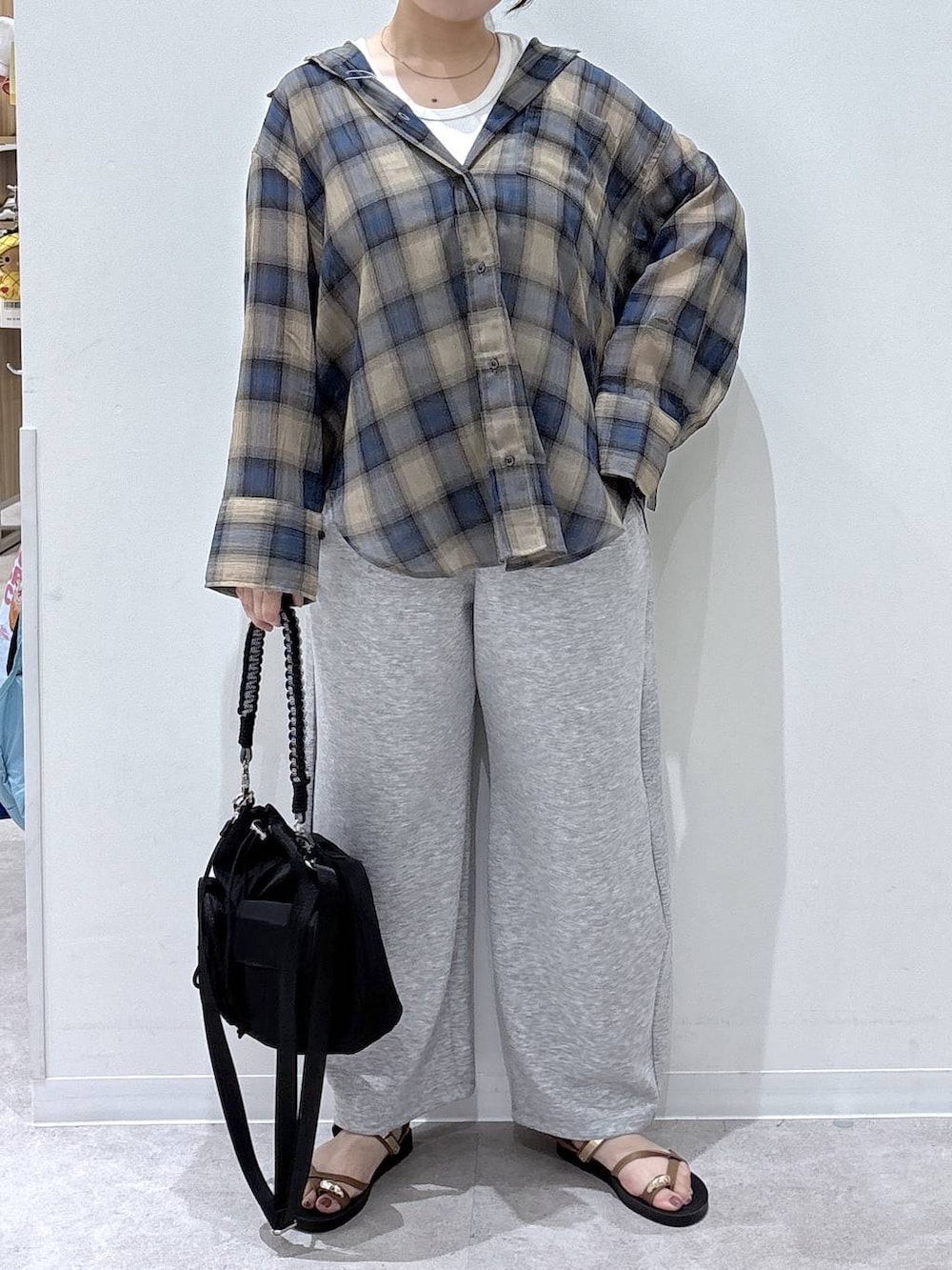 グレー系のその他パンツ、ベージュ系のシャツ/ブラウス、ブラウン系のサンダルを着用したレディースの夏コーディネートの3枚目の写真