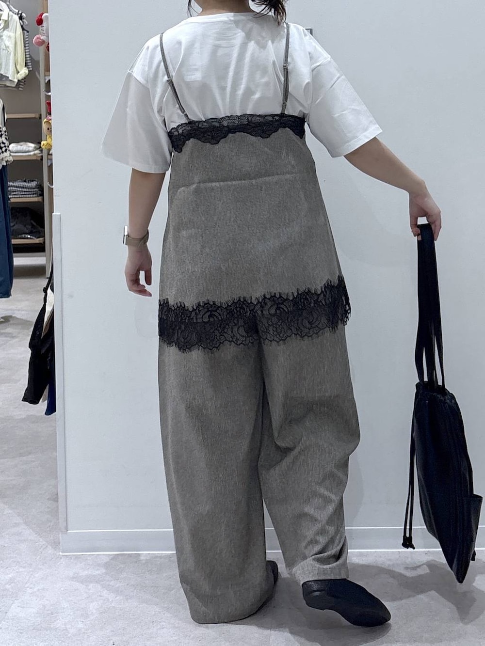 ブラック系のその他シューズ、ホワイト系のTシャツ/カットソー、ブラック系のトートバッグを着用したレディースの夏コーディネートの3枚目の写真