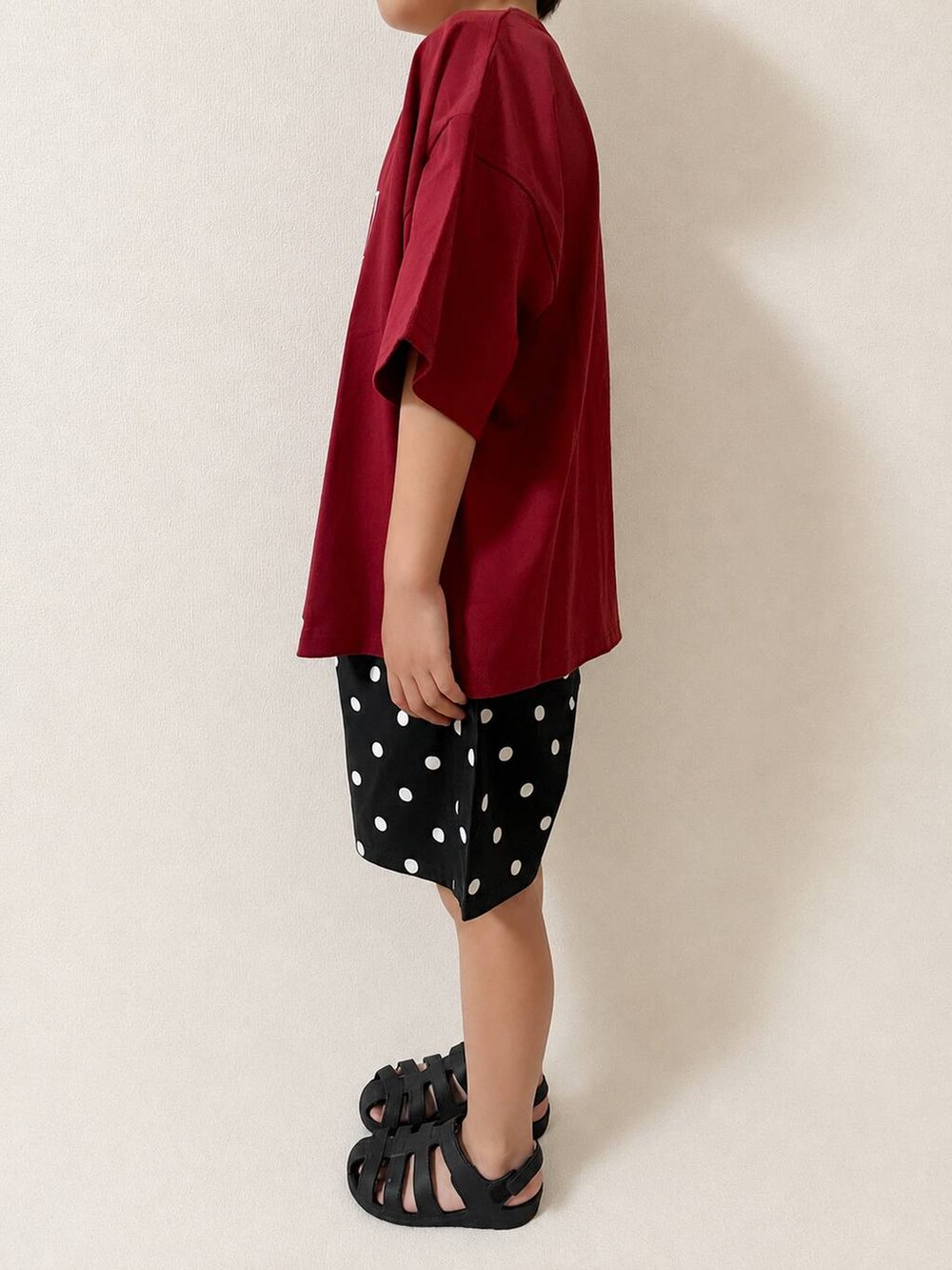 ブラック系のその他パンツ、レッド系のTシャツ/カットソーを着用したキッズの夏コーディネートの2枚目の写真