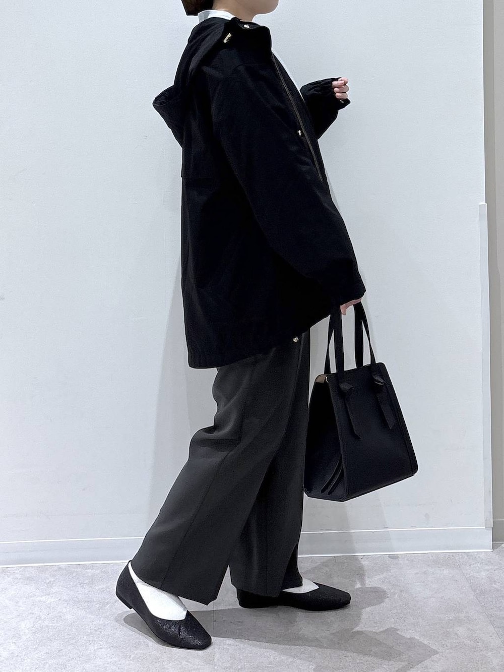 ブラック系のパンプス、ブラック系のショルダーバッグ、グレー系のその他パンツを着用したレディースの春コーディネートの2枚目の写真