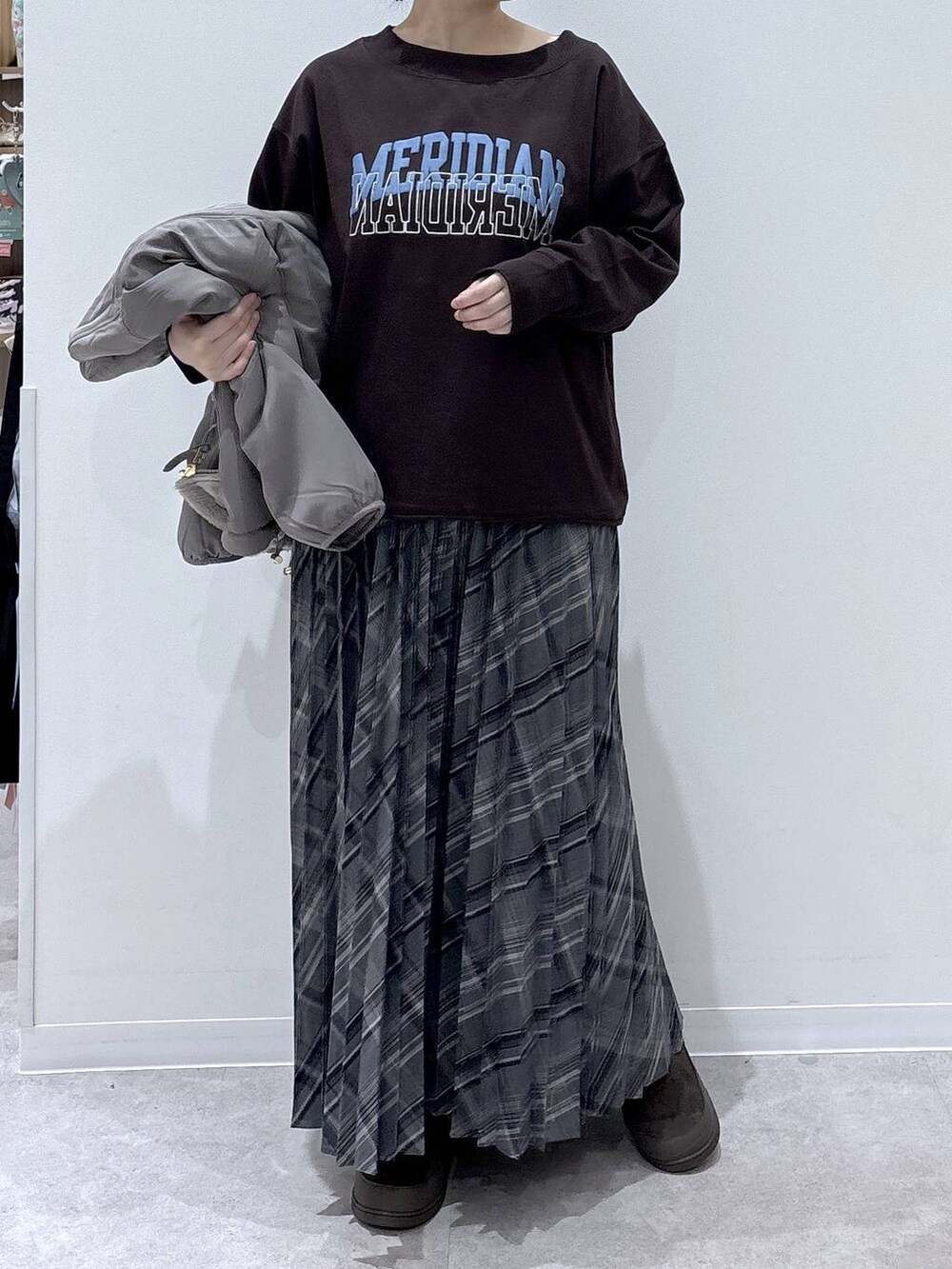 ブラウン系のブルゾン、ブラウン系のスウェット、グレー系のスカートを着用したレディースの秋コーディネートの7枚目の写真