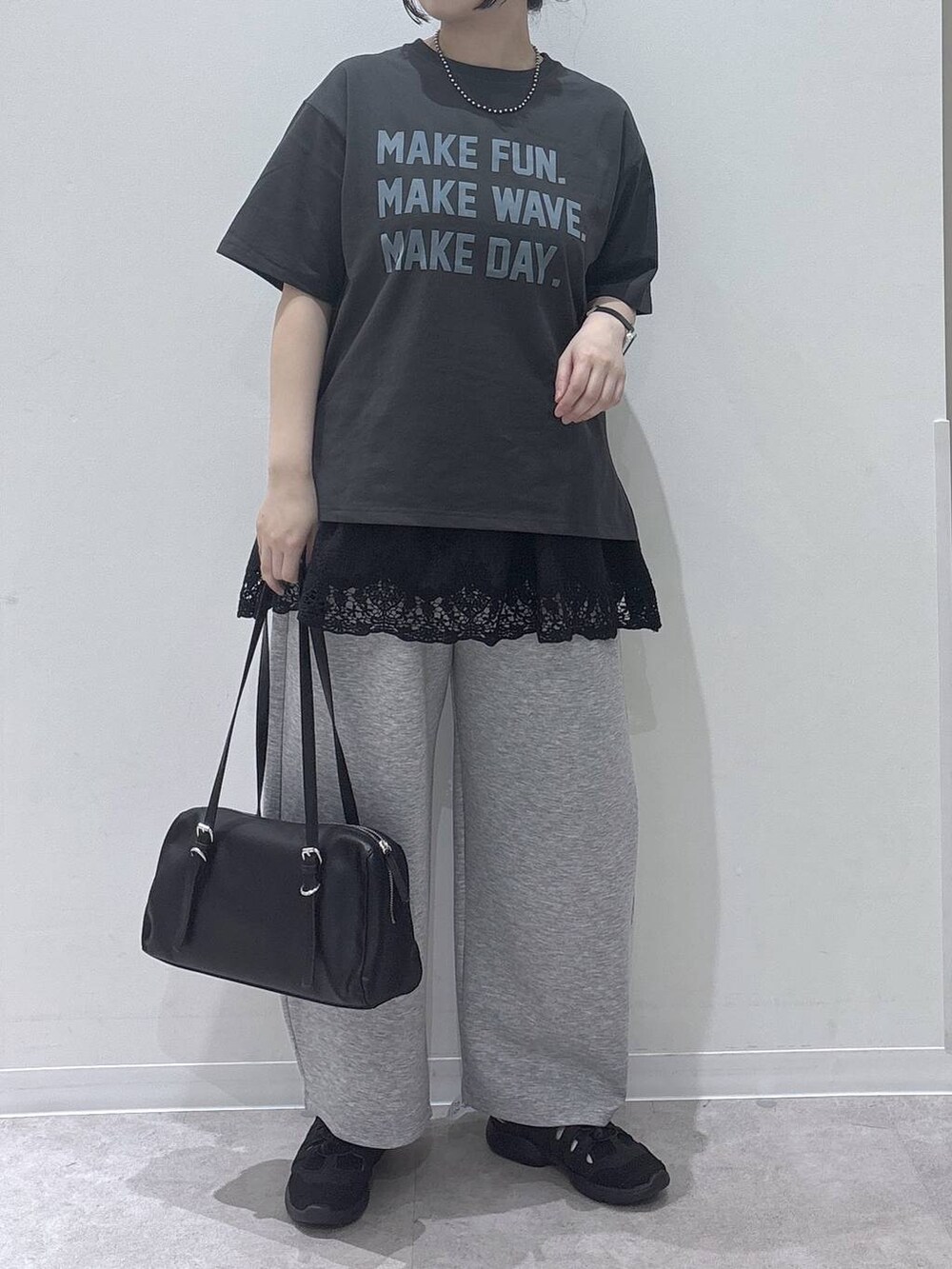 グレー系のTシャツ/カットソー、ブラック系のその他トップス、ブラック系のショルダーバッグを着用したレディースの春コーディネートの3枚目の写真