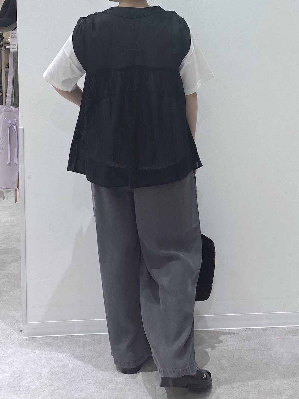 ブラック系のシャツ/ブラウス、ホワイト系のTシャツ/カットソー、ブラック系のデニムパンツを着用したレディースの春コーディネートの3枚目の写真