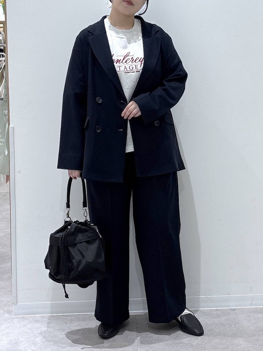 ブラック系のその他シューズ、ブラック系のショルダーバッグ、ブルー系のその他パンツを着用したレディースの春コーディネートの4枚目の写真