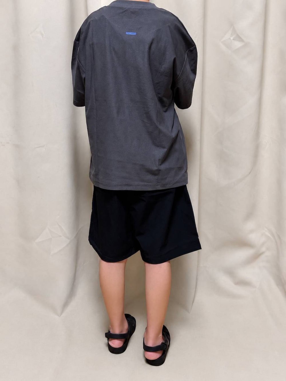 ブラック系のその他パンツ、グレー系のTシャツ/カットソーを着用したキッズの夏コーディネートの3枚目の写真