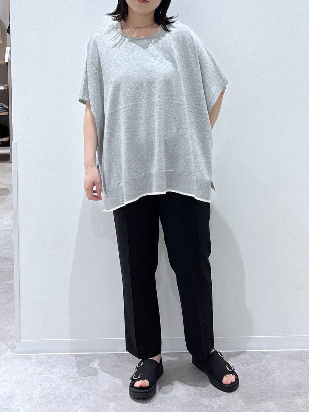 グレー系のニット/セーター、ブラック系のその他パンツ、ブラック系のサンダルを着用したレディースの春コーディネートの4枚目の写真