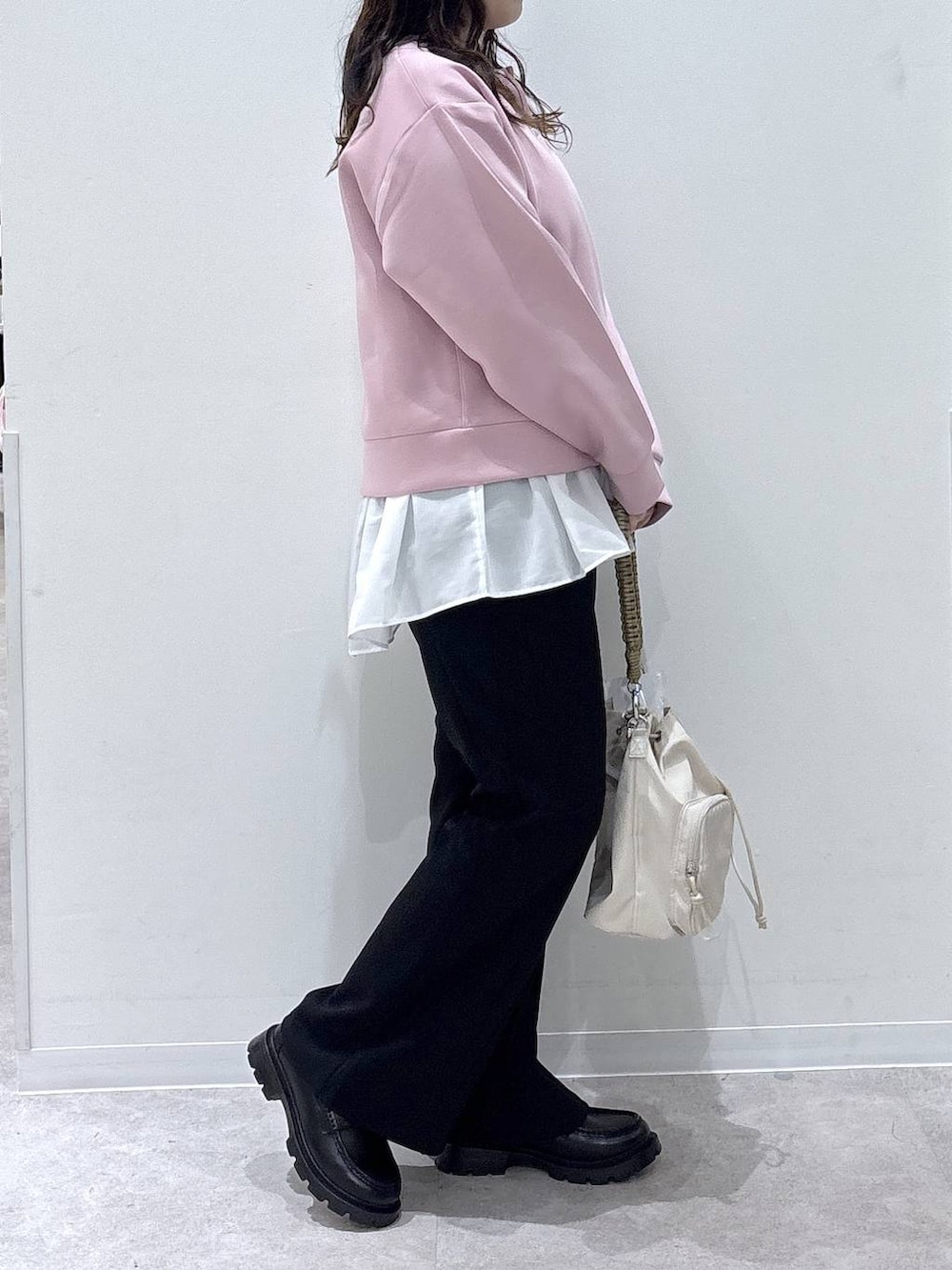 ブラック系のローファー、ピンク系のカーディガン/ボレロ、ホワイト系のTシャツ/カットソーを着用したレディースの秋コーディネートの2枚目の写真