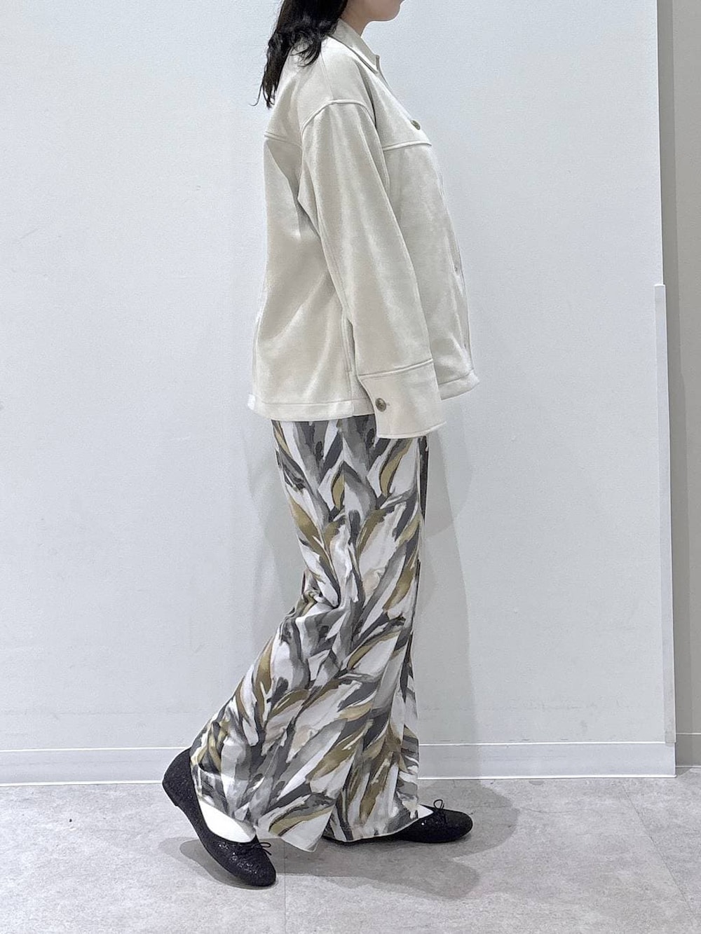 ブラック系のバレエシューズ、ベージュ系のテーラードジャケット、ベージュ系のその他パンツを着用したレディースの冬コーディネートの2枚目の写真