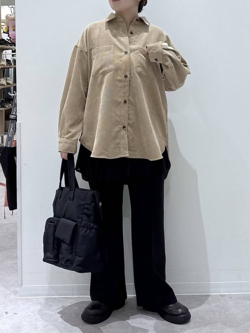 ブラック系のトートバッグ、ブラック系のその他パンツ、ブラウン系のシャツ/ブラウスを着用したレディースの秋コーディネートの4枚目の写真