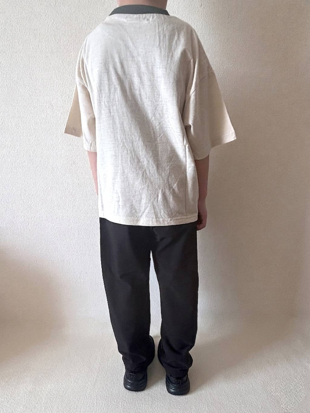 ブラック系のその他パンツ、ブラック系のスニーカー、グレー系のTシャツ/カットソーを着用したキッズの春コーディネートの2枚目の写真