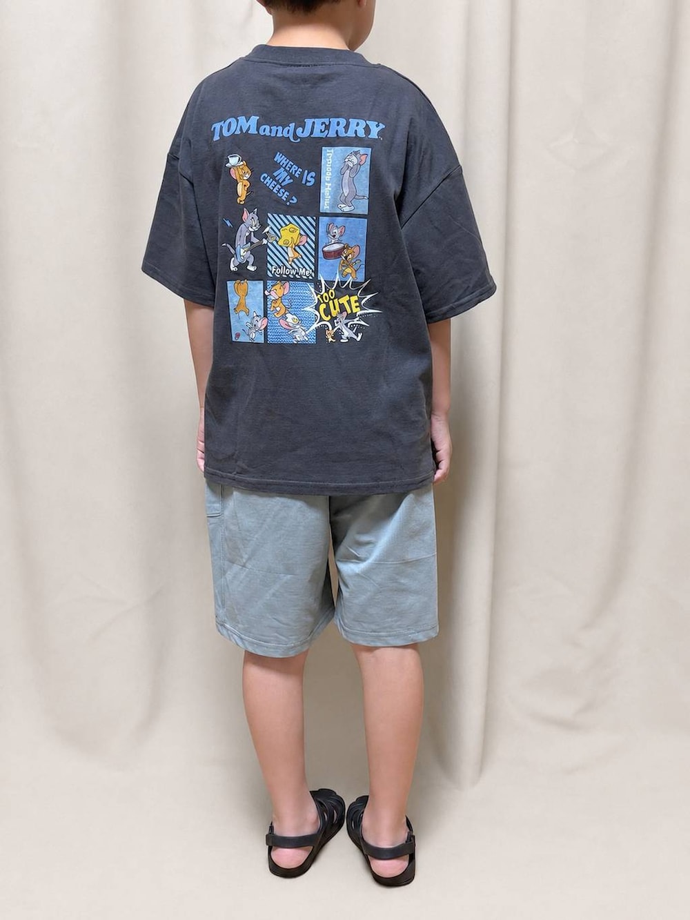ブラック系のTシャツ/カットソー、グリーン系のその他パンツを着用したキッズの夏コーディネートの3枚目の写真