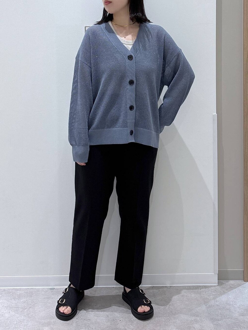 ブルー系のカーディガン/ボレロ、ブラック系のその他パンツ、ブラック系のサンダルを着用したレディースの春コーディネートの4枚目の写真
