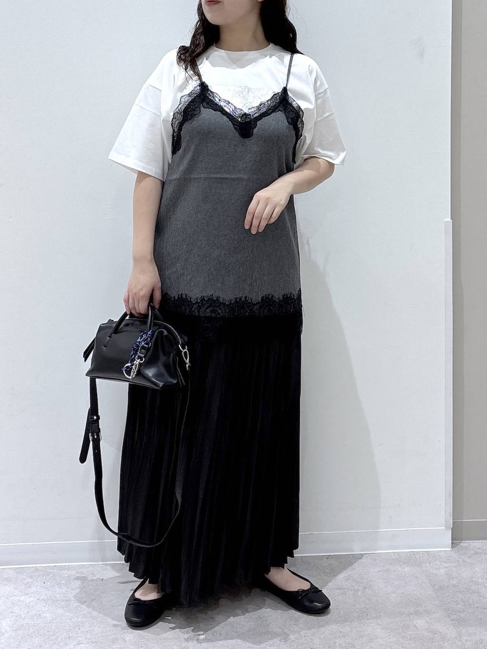 グレー系のスカート、ブラック系のバレエシューズ、ホワイト系のTシャツ/カットソーを着用したレディースの夏コーディネートの4枚目の写真