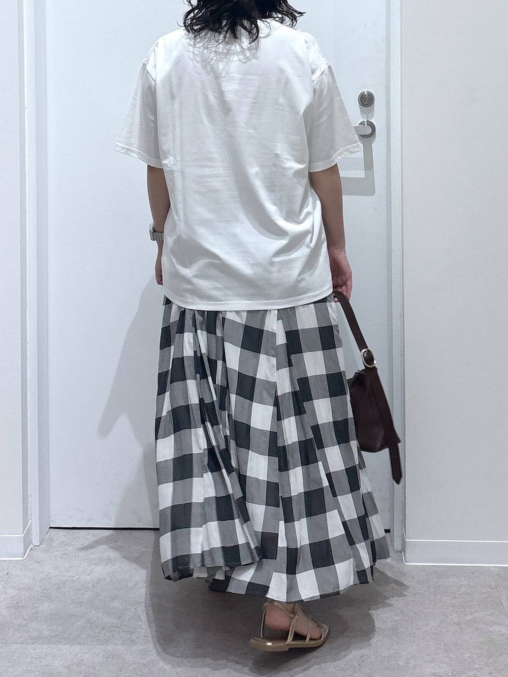 「ゆったり、体型カバー、着痩せ・細見え、休日コーデ、ママコーデ、セールコーデ、ぽっちゃり_GLOBAL WORK、リラックス、カジュアル、オーバーサイズ、GLOBAL WORK、ヘビロッTEE_GLOBAL WORK、Tシャツ、接触冷感、スカート」｜「GLOBAL WORKのエアリーリラックスフレアスカート/147678（スカート、ホワイト系）」を使った、かとやまさん（レディース・158cm）の夏コーディネートの3枚目の写真