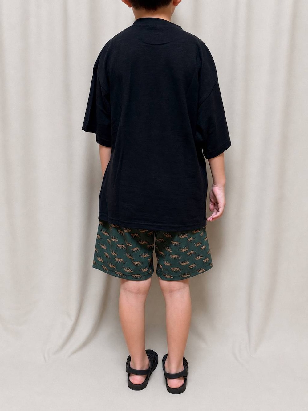 ブラック系のTシャツ/カットソー、その他のその他パンツを着用したキッズの夏コーディネートの3枚目の写真
