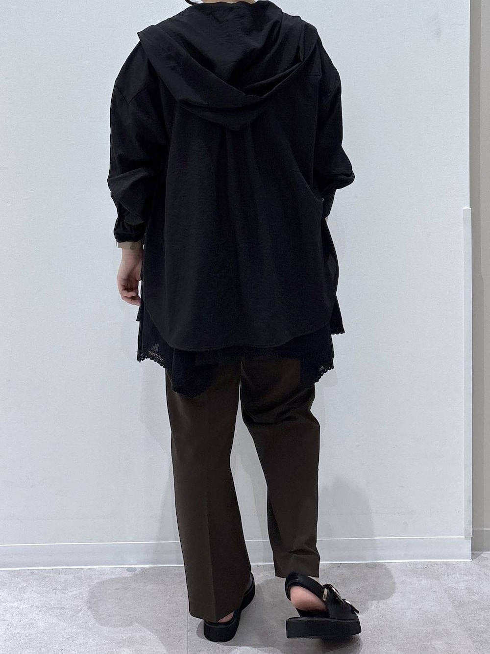 ブラック系のシャツ/ブラウス、ブラウン系のその他パンツ、ブラック系のTシャツ/カットソーを着用したレディースの夏コーディネートの3枚目の写真