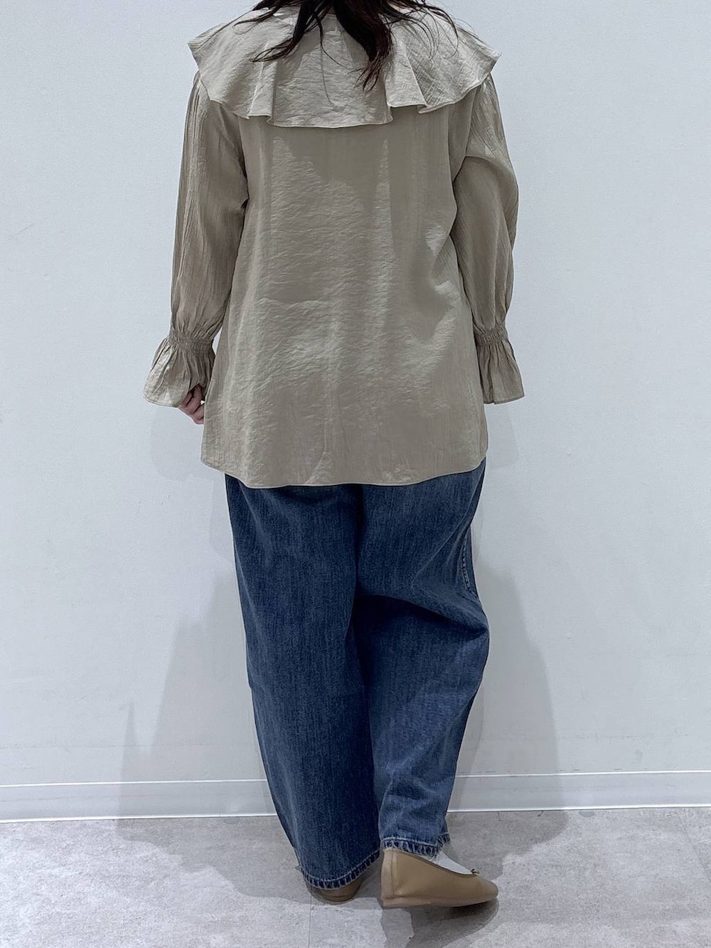 ブラウン系のバレエシューズ、ブルー系のデニムパンツ、ブラウン系のボストンバッグを着用したレディースの春コーディネートの3枚目の写真