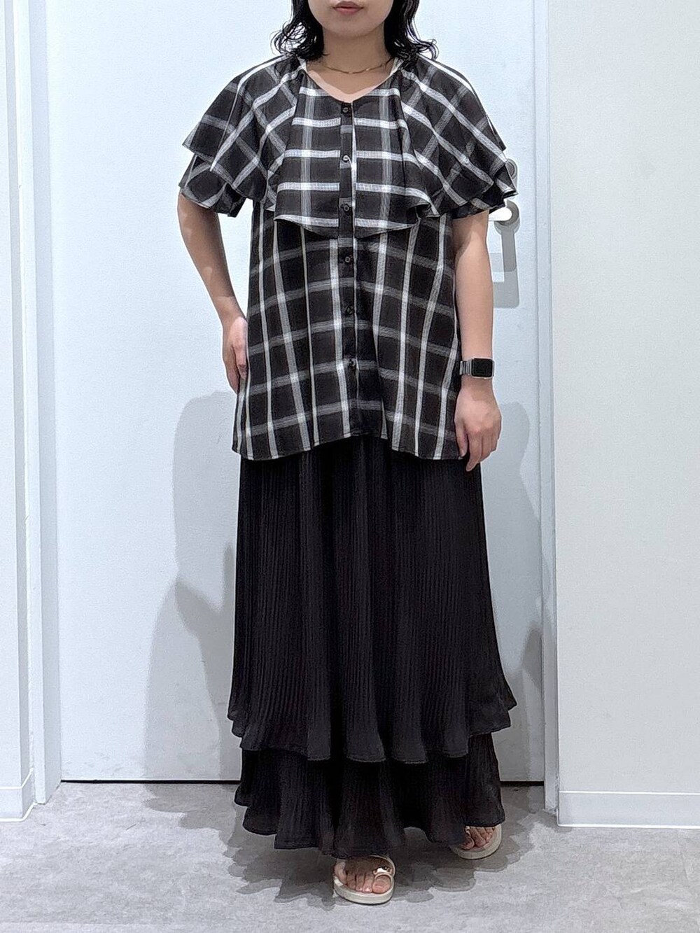 ベージュ系のサンダル、ブラウン系のシャツ/ブラウス、ブラウン系のスカートを着用したレディースの夏コーディネートの4枚目の写真