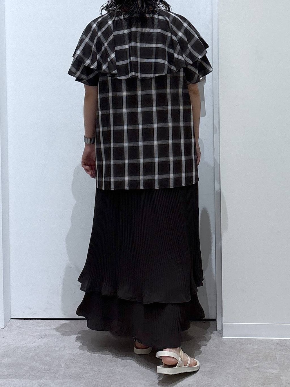 ベージュ系のサンダル、ブラウン系のシャツ/ブラウス、ブラウン系のスカートを着用したレディースの夏コーディネートの3枚目の写真